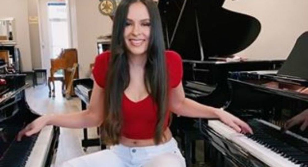 Αποκλείεται: Πανέμορφη Ρωσίδα παίζει δύο πιάνο ταυτόχρονα (ΒΙΝΤΕΟ)