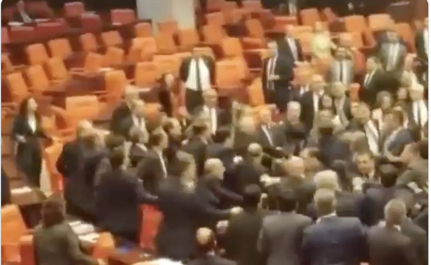 Άγριος καβγάς στο Τουρκικό κοινοβούλιο καθώς ο Ερντογάν κατηγορεί αυτούς που είναι ενάντια στον πόλεμο με τη Συρία για προδοσία! – Meclis’te Büyük Kavga | 4 Mart 2020