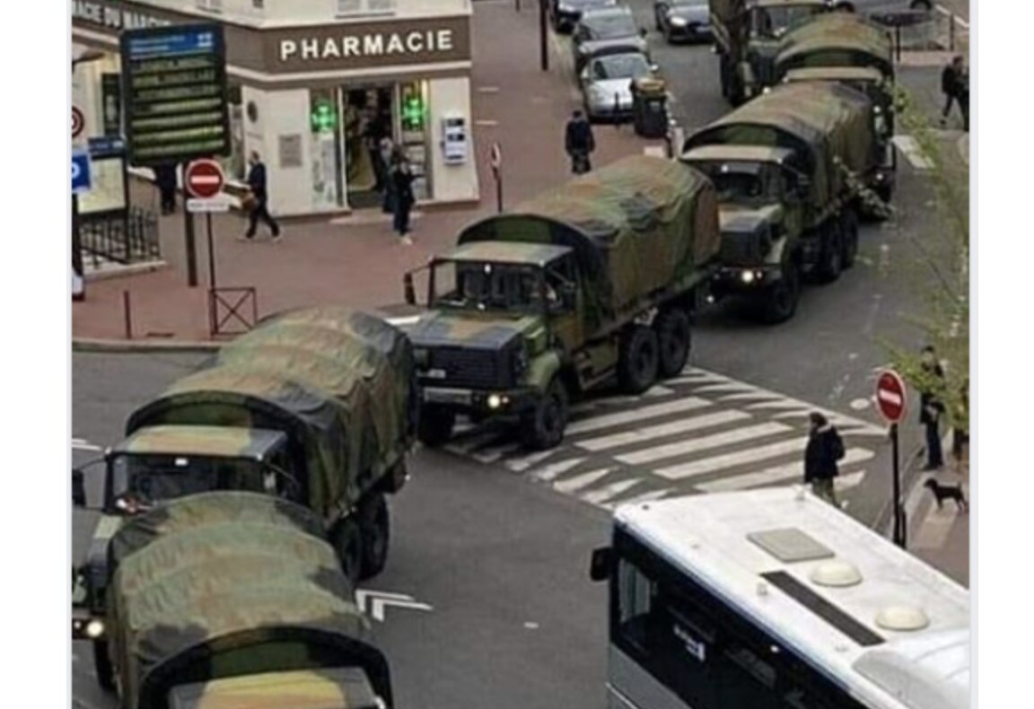 Αυτή η φωτογραφία ΔΕΝ απεικονίζει πομπή στρατιωτικών οχημάτων στην Ιταλία που μεταφέρει «σορούς»