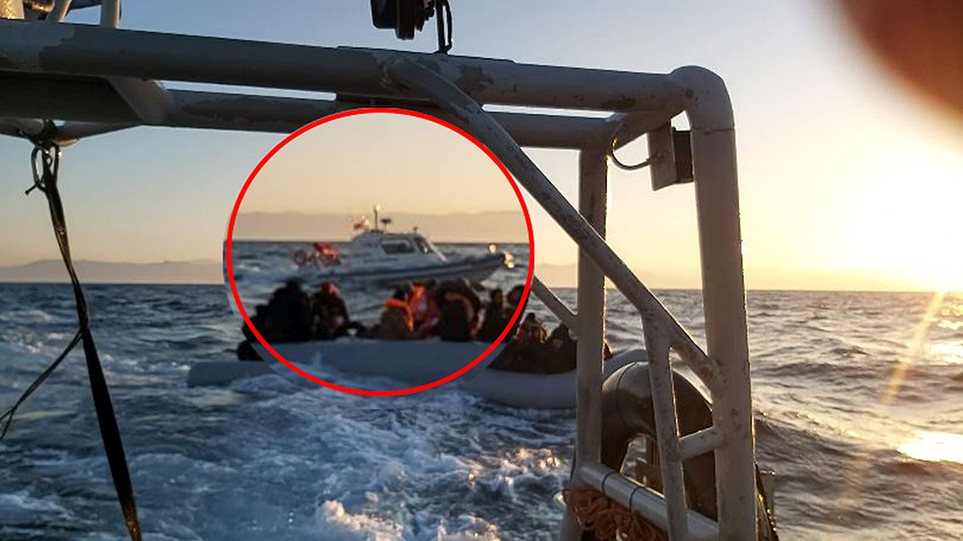 Δείτε τουρκική ακταιωρό να καθοδηγεί βάρκα με μετανάστες προς τα ελληνικά νησιά! Οι Τούρκοι αδειάζουν ανθρώπους στη θάλασσα! Πνίγηκε ένα παιδί!