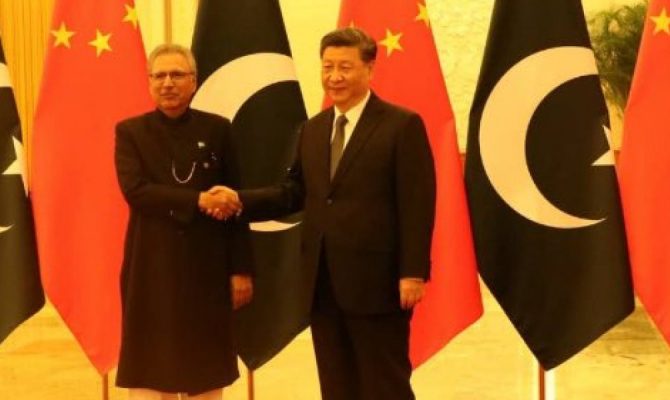 Μας δουλευουν; Ο πρόεδρος της Κίνας ανταλλάσει χειραψία με τον πρόεδρο του Πακιστάν εν μέσω κορωνοϊου!
