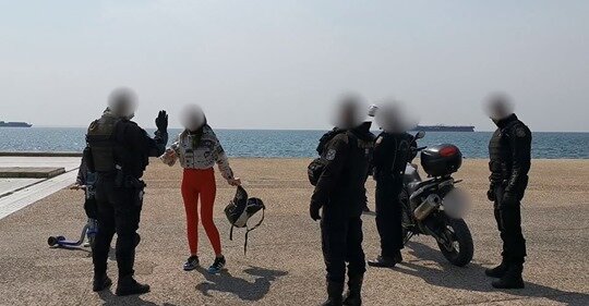 Θεσσαλονίκη: Γυναίκα τα “έψαλε” σε αστυνομικούς και δημοσιογράφους για τον…ΨΕΥΤΟ-κορωνοϊό!!!