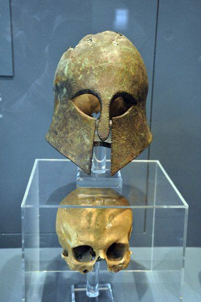Κορινθιακό κράνος από τη Μάχη του Μαραθώνα (490 π.Χ.) που βρέθηκε με το κρανίο μέσα