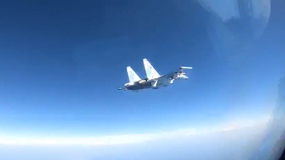 «Αερομαχία» ρωσικού μαχητικού με αμερικανικό αεροσκάφος – Δείτε βίντεο