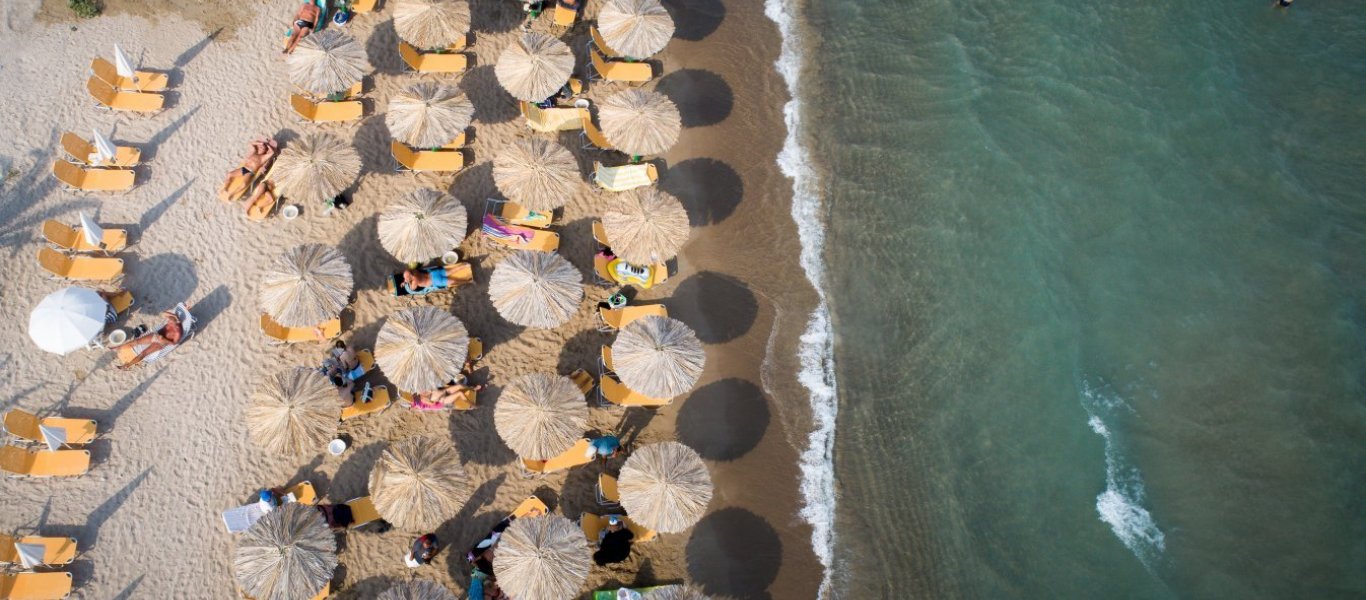 Ανοίγουν τις παραλίες αλλά με «ανεξήγητες» απαγορεύσεις: Απαγορεύεται το… αλκοόλ – 40 άτομα ανά 1 στρέμμα!