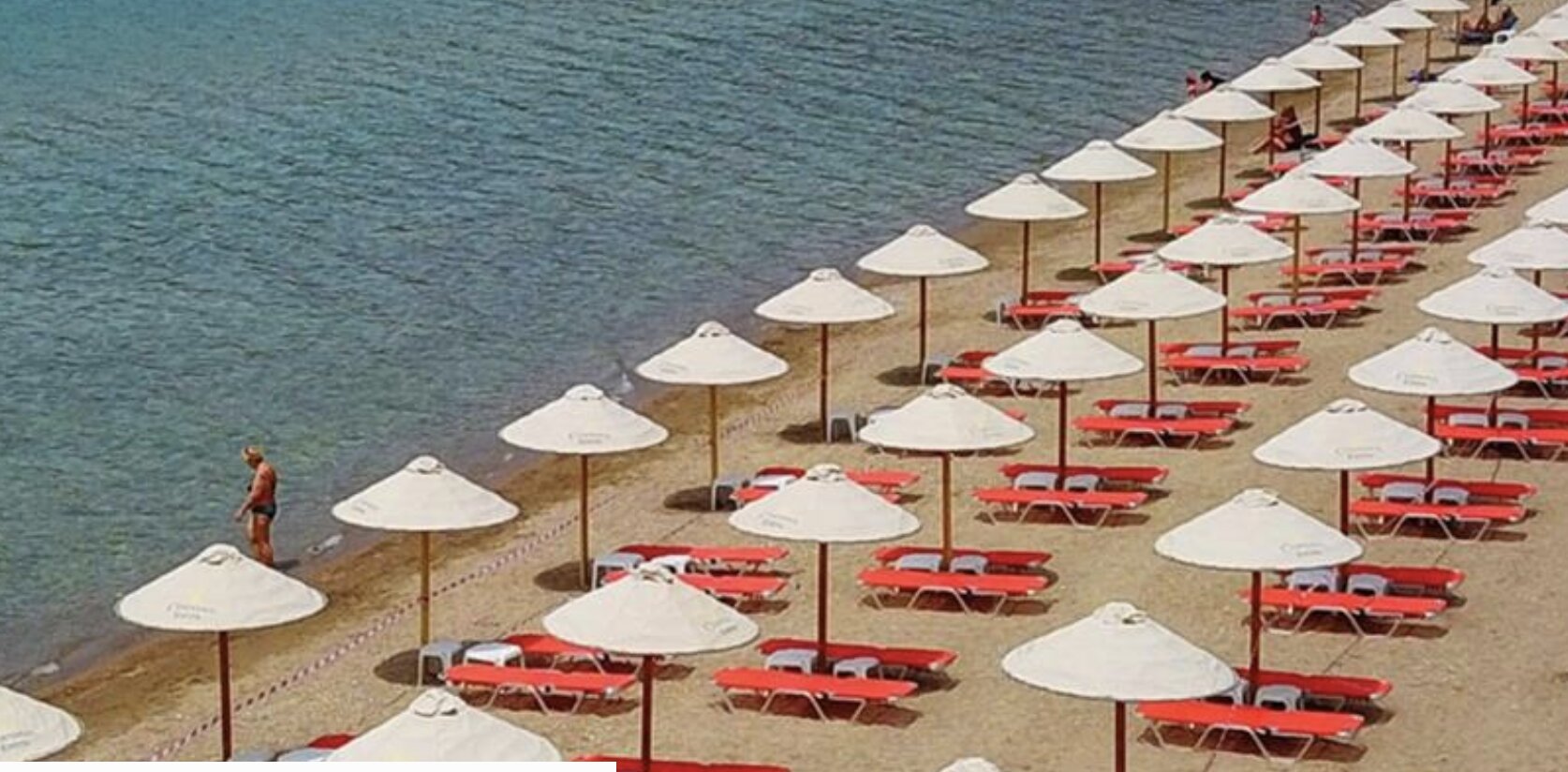 Crowds flock to the beach as heatwave hits Greece