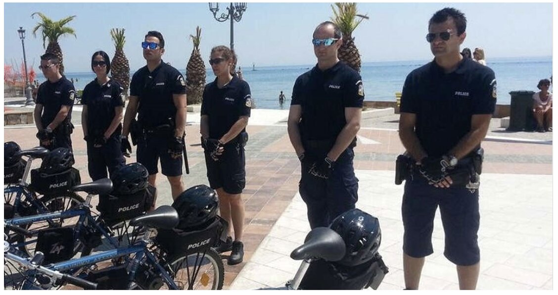 Αστυνομικοί της ΕΛΑΣ θα περιπολούν με βερμούδες και ποδήλατα τις παραλίες