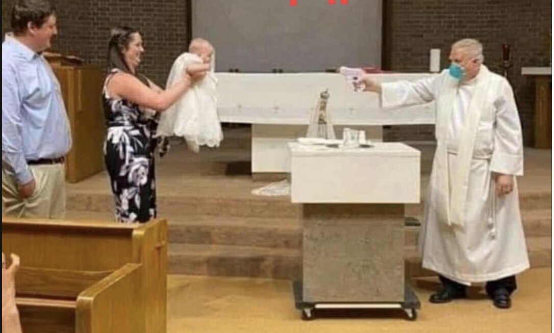 Βάπτιση από Παπικό με…ΝΕΡΟΠΙΣΤΟΛΟ!!! ΒΛΑΣΦΗΜΙΑ ΜΕΓΑΛΗ!!!