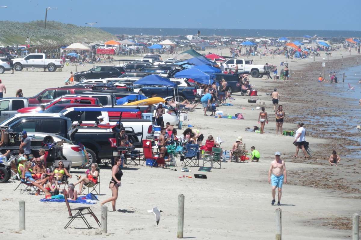 ‘It was a jungle out there’: Port Aransas local takes photos of crowded beach