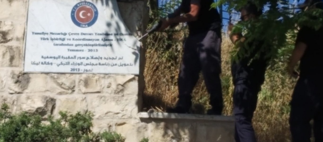 Αγρίεψε το Ισραήλ: Αστυνομικοί στην Ιερουσαλήμ διέλυσαν με σφυριά πλάκα που έφερε επάνω της την τουρκική σημαία!