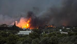 Greece: Wildfire halts traffic on main highway