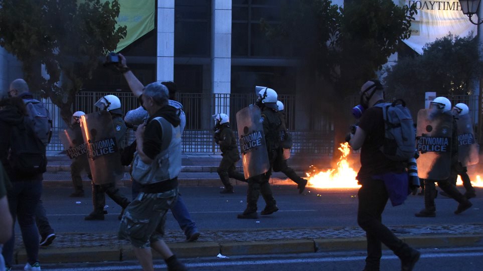 Έλληνες διαδηλώνουν για τον…ΤΖΟΡΤΖ ΦΛΟΙΝΤ έξω από την αμερικανική πρεσβεία – Έσπασαν βιτρίνες στο Κολωνάκι.