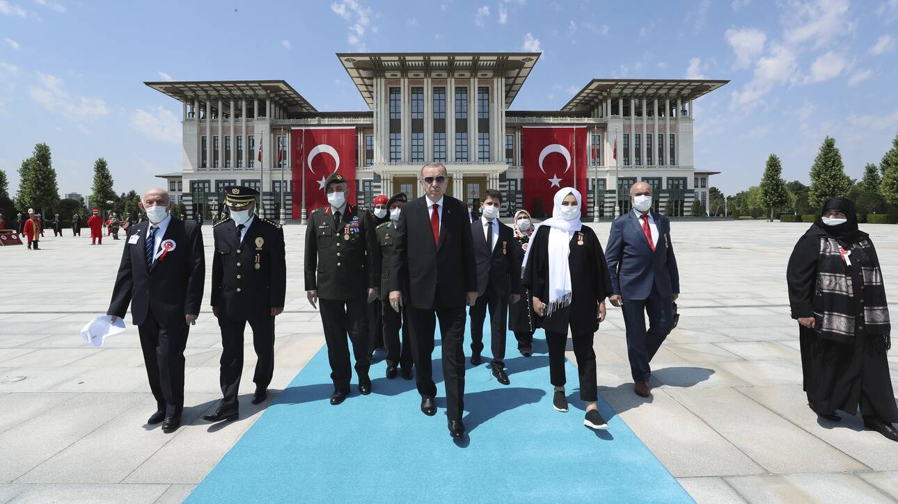 ΧΡΟΝΙΑ ΠΟΛΛΑ «ΣΟΥΛΤΑΝΕ»! Τουρκία: Τέσσερα χρόνια από την απόπειρα πραξικοπήματος
