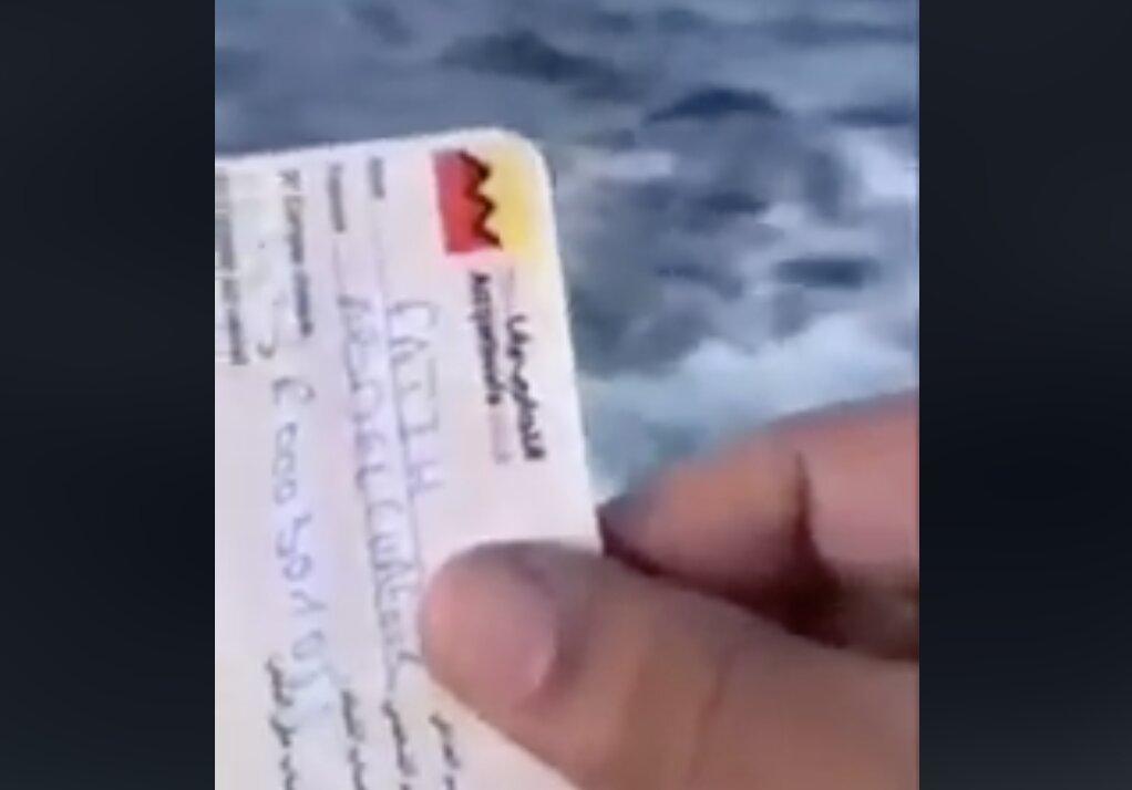 Βίντεο-ντοκουμέντο: Πετάνε ταυτότητες & κάρτες στη θάλασσα για να δηλώσουν ανήλικοι οι ΛΑΘΡΟΜΕΤΑΝΑΣΤΕΣ!!!