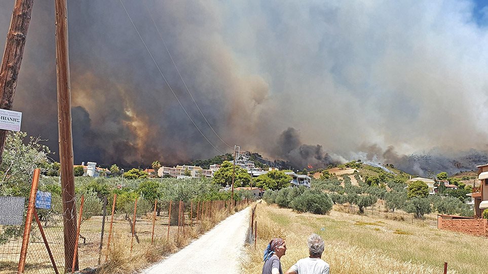 Φωτιά στις Κεχριές Κορινθίας: Απειλούνται σπίτια – Συναγερμός για το στρατόπεδο