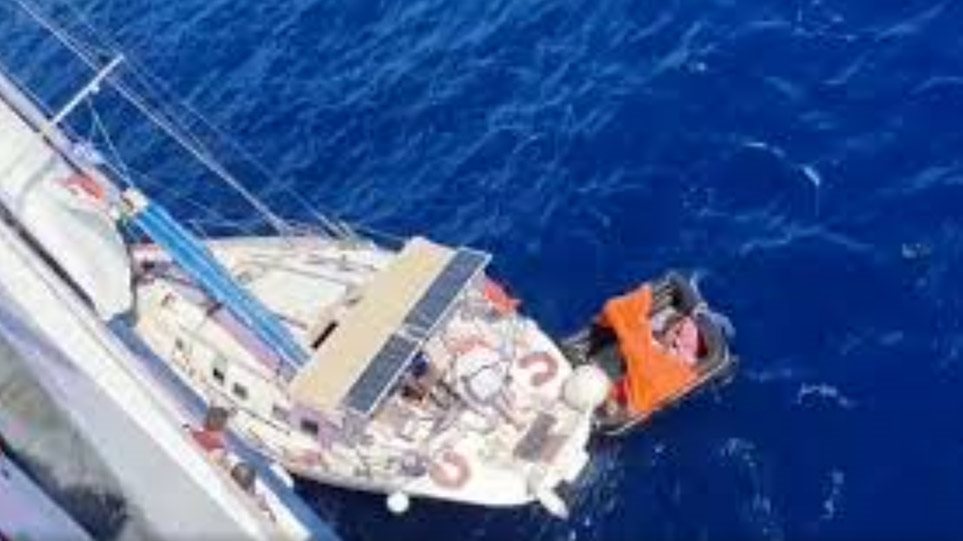 Βίντεο: Καρέ – καρέ η διάσωση ναυαγών από ιστιοπλοϊκό ανοιχτά της Καρύστου