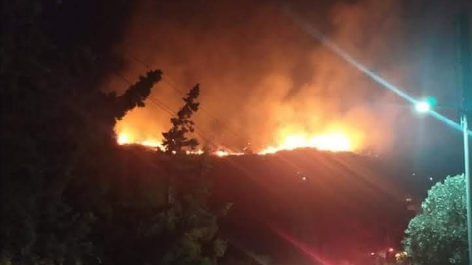 Περιορίζεται η πυρκαγιά στο Πέραμα: 14 πυροσβεστικά στη μάχη με τις φλόγες – Δείτε βίντεο