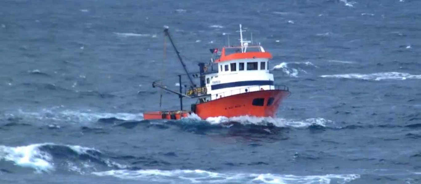 ΕΚΤΑΚΤΟ: Τρία τουρκικά μεγάλα αλιευτικά πλοία εμφανίστηκαν στα ανοικτά της Μυκόνου και ψαρεύουν ανενόχλητα! (βίντεο)