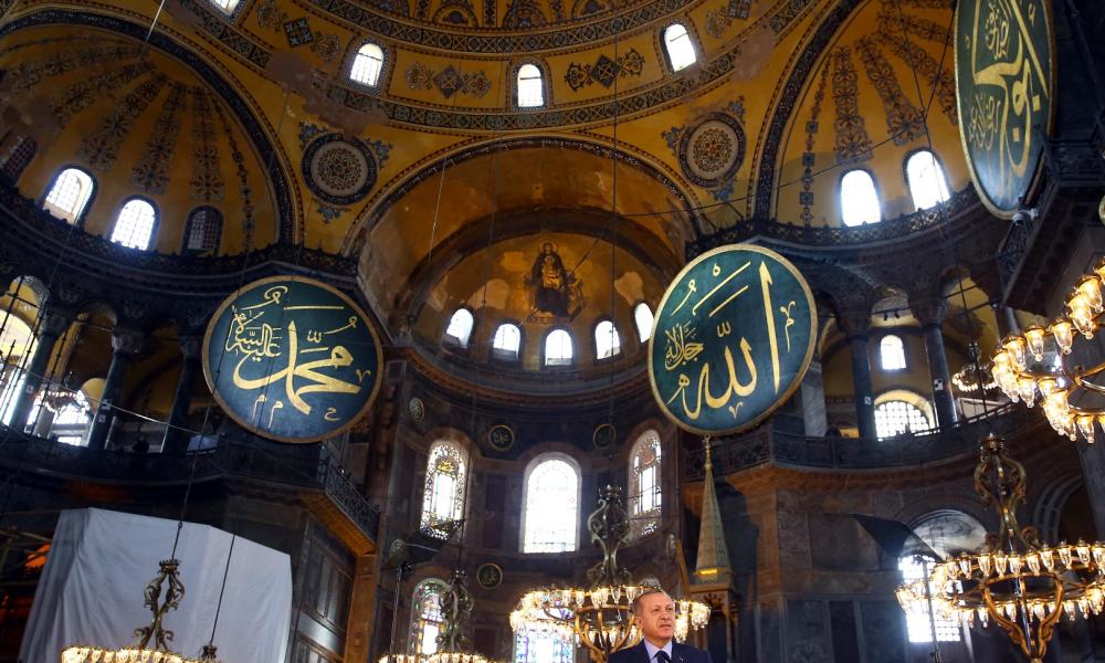 To πρώτο κάλεσμα σε προσευχή στην Αγιά Σοφιά – Λ. Μενδώνη: “O Ερντογάν πήγε τη χώρα έξι αιώνες πίσω”