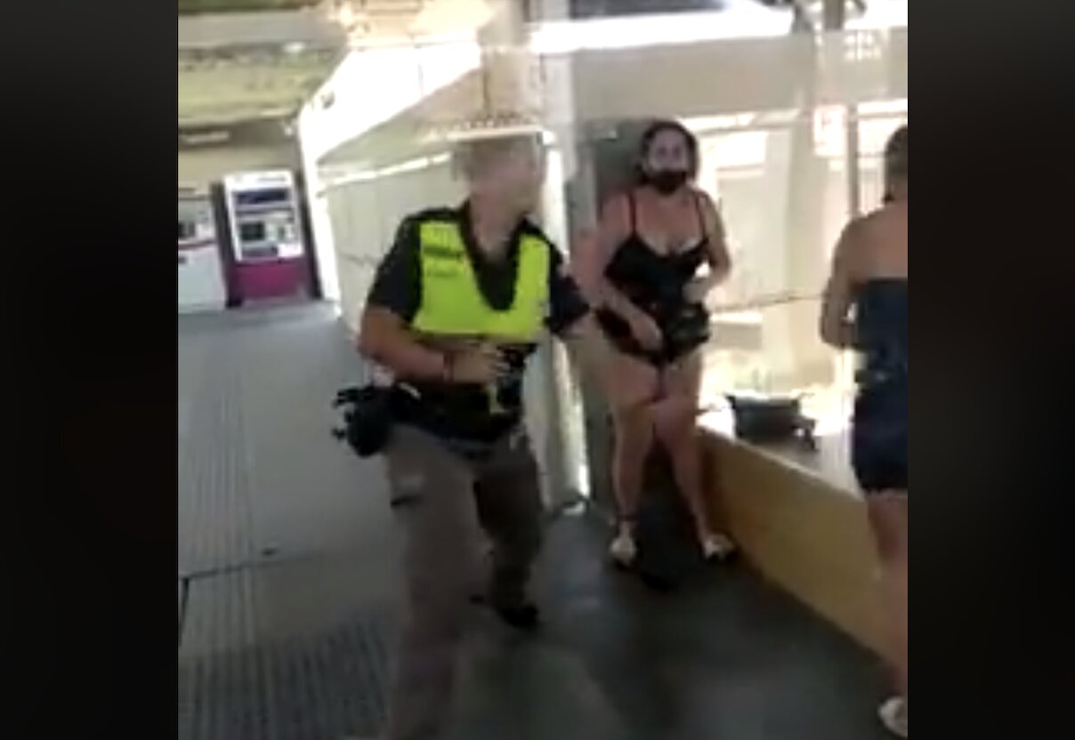 Αστυνομικός-ΓΟΥΡΟΥΝΑ χτύπησε ανελέητα δύο γυναίκες σπάζοντας κόκαλα επειδή δεν φορούσαν “σωστά” τις μάσκες τους.