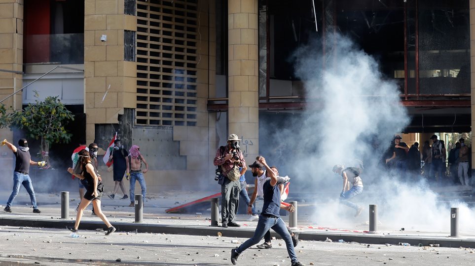 Έκρηξη στη Βηρυτό: «Εξερράγη» ο λαός – Εισβολή διαδηλωτών στο υπουργείο Εξωτερικών
