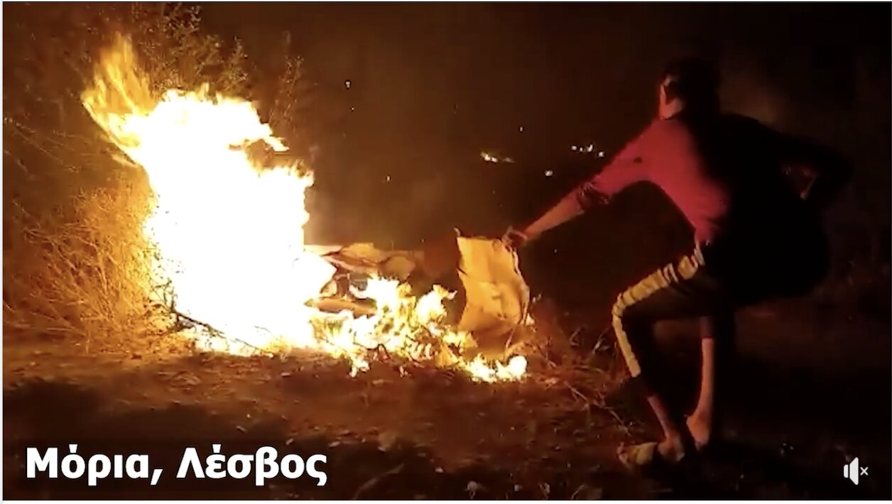 Βίντεο-σοκ που δείχνει τους «πρόσφυγες» να ανάβουν…φωτιές στην Μόρια τη νύχτα της φωτιάς εκεί!!!