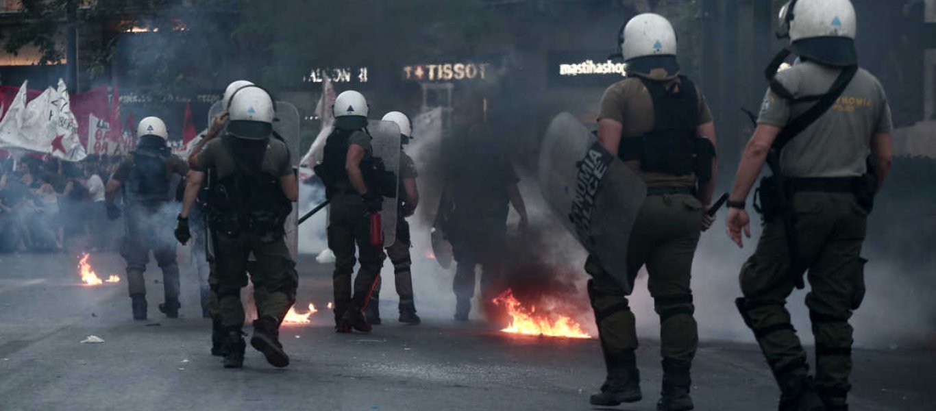 Επεισόδια διαδηλωτών και Αστυνομίας στο Σύνταγμα – Ήθελαν να κατευθυνθούν στην τουρκική πρεσβεία
