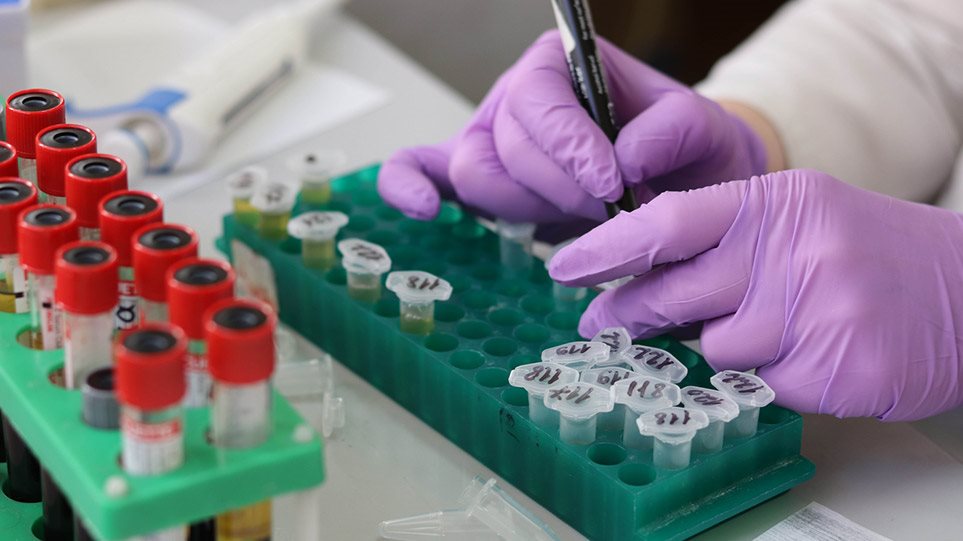 Κορωνοϊός: Σε αναστολή η έρευνα για το εμβόλιο της AstraZeneca – Ασθενής εμφάνισε σοβαρή ανεπιθύμητη αντίδραση