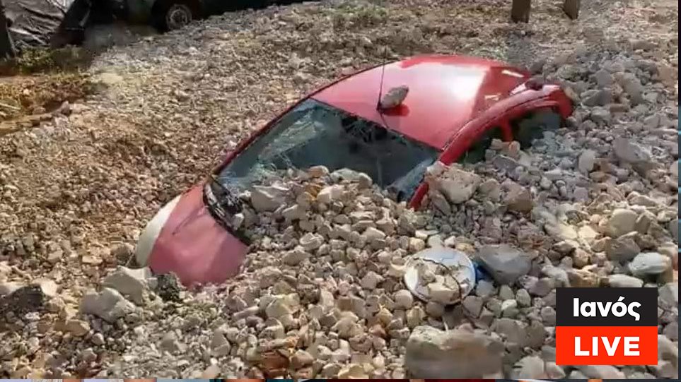 Κακοκαιρία Ιανός – Κεφαλονιά: Βουνό από πέτρες σκέπασε τα αυτοκίνητα