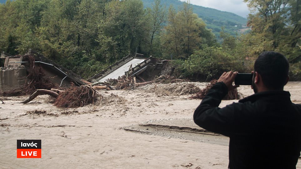 Κακοκαιρία «Ιανός»: Δραματική η κατάσταση στην Καρδίτσα – Αποκλεισμένο το χωριό Οξυά