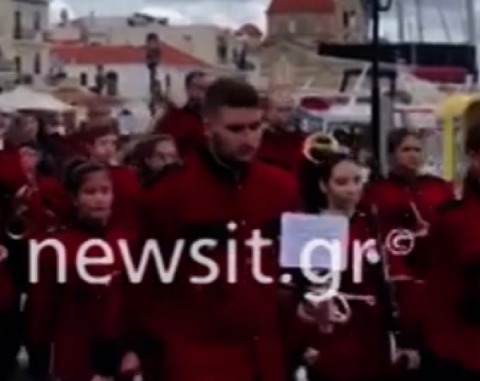 Αίγινα: Παρέλαση δίχως μάσκες! Εικόνες με μαθητές, ιερείς, γονείς και αστυνομικούς και…ΜΠΡΑΒΟ ΤΟΥΣ!!! (Βίντεο)