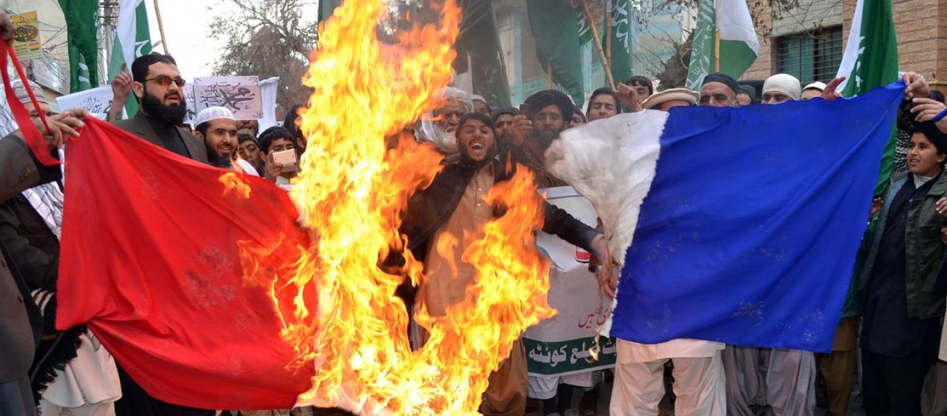 Βίντεο-σοκ: Εκατοντάδες ισλαμιστές συγκεντρώθηκαν στην Ομόνοια κι έκαψαν εικόνες του Μακρόν – Νέα συγκέντρωση αύριο