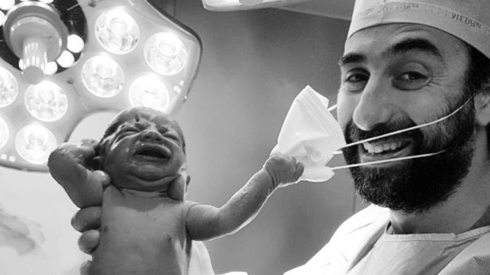 Η φωτογραφία του 2020: Νεογέννητο τραβά τη μάσκα του γιατρού και γίνεται viral!
