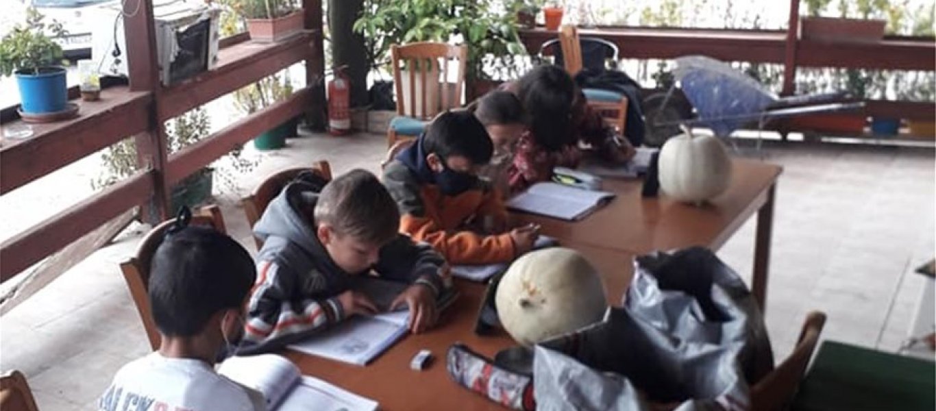 Ντροπή: Μικρά παιδιά κάνουν… «τηλεκπαίδευση» έξω στο κρύο με μπουφάν και κινητά (φωτό)