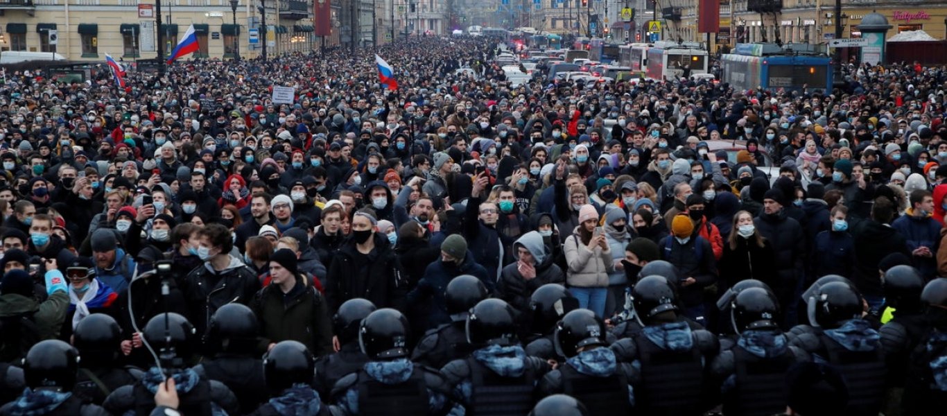 Σε εφαρμογή το σχέδιο Μπάιντεν για αποσταθεροποίηση της Ρωσίας: Υποκινούμενοι διαδηλωτές στους δρόμους (βίντεο)