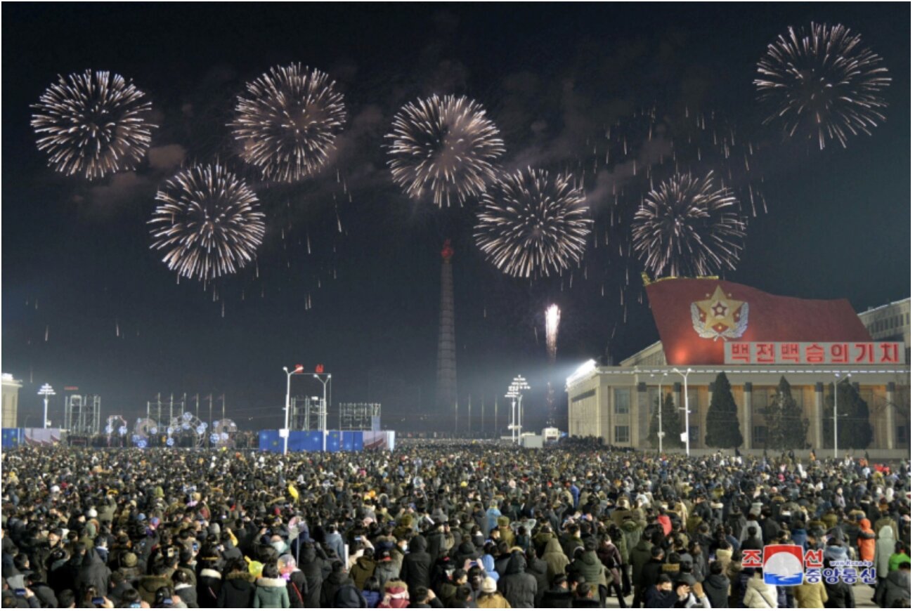 Σοκάρει η σύγκριση Β.Κορέας με Ελλάδα: Οι Βορειοκορεάτες γιόρτασαν ελεύθερα το 2021 – «Κλειδωμένοι» οι Έλληνες (φώτο)