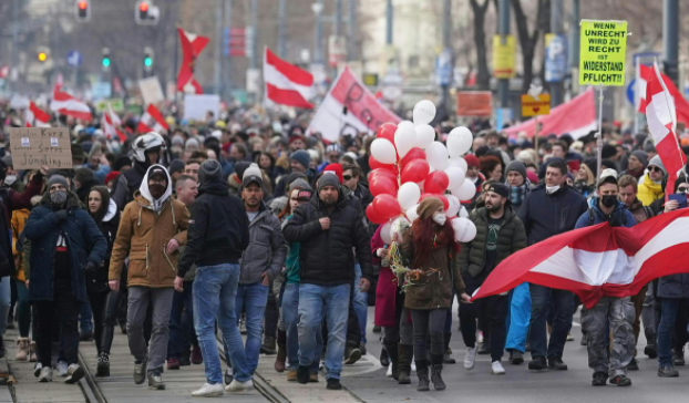 Εξαπλώνεται η οργή κατά των κυβερνήσεων – Χιλιάδες πολιτών κατέβηκαν στους δρόμους (και) στην Αυστρία – ΒΙΝΤΕΟ