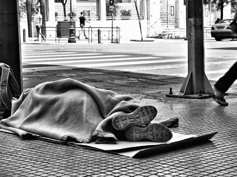 Πώς μπορούμε να βοηθήσουμε τους φτωχούς και τους αστέγους στην Αθήνα – Γραμμή βοήθειας