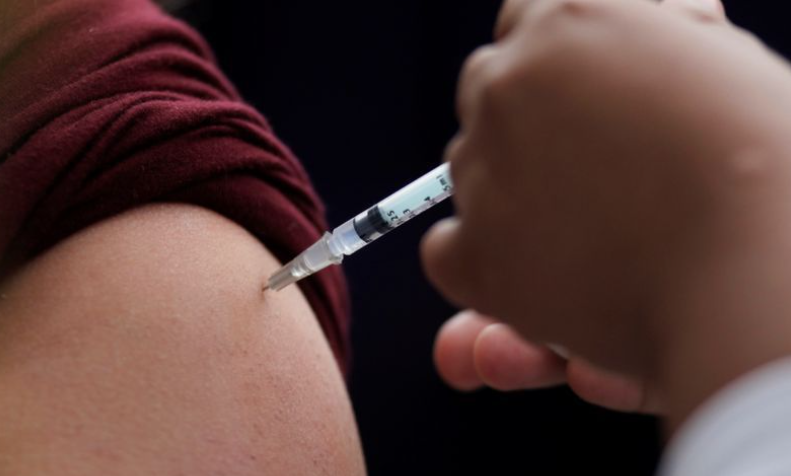Δεν δέχονται όλοι ό,τι πουν οι “ειδικοί” – Διέκοψαν τη λειτουργία εμβολιαστικού κέντρου στο Λος Άντζελες