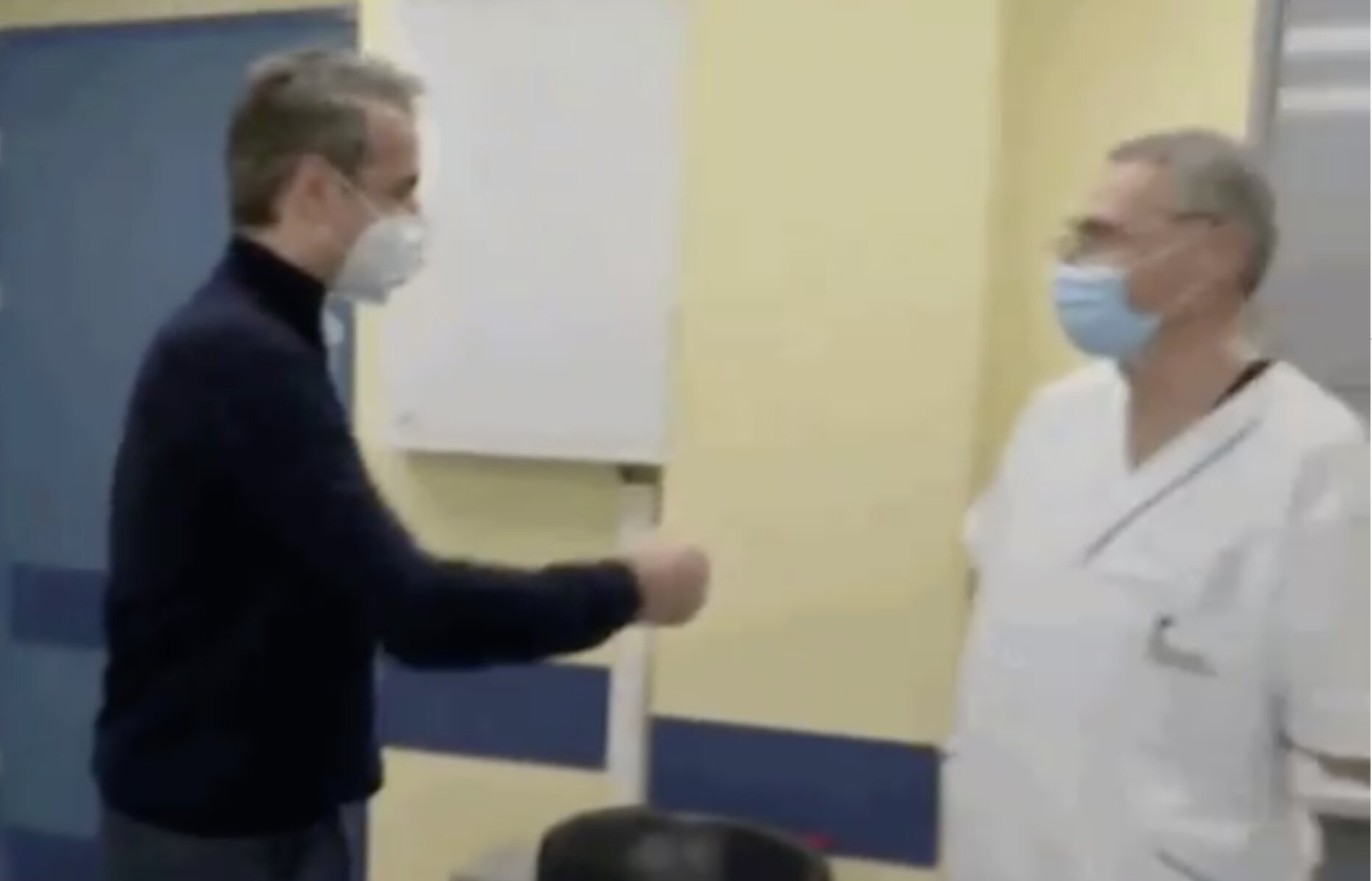 Λεβέντης γιατρός στην Ικαρία αρνείται να χαιρετήσει τον ΠΡΟΔΟΤΗ Πάσης Ελλάδος Μητσοτάκη…