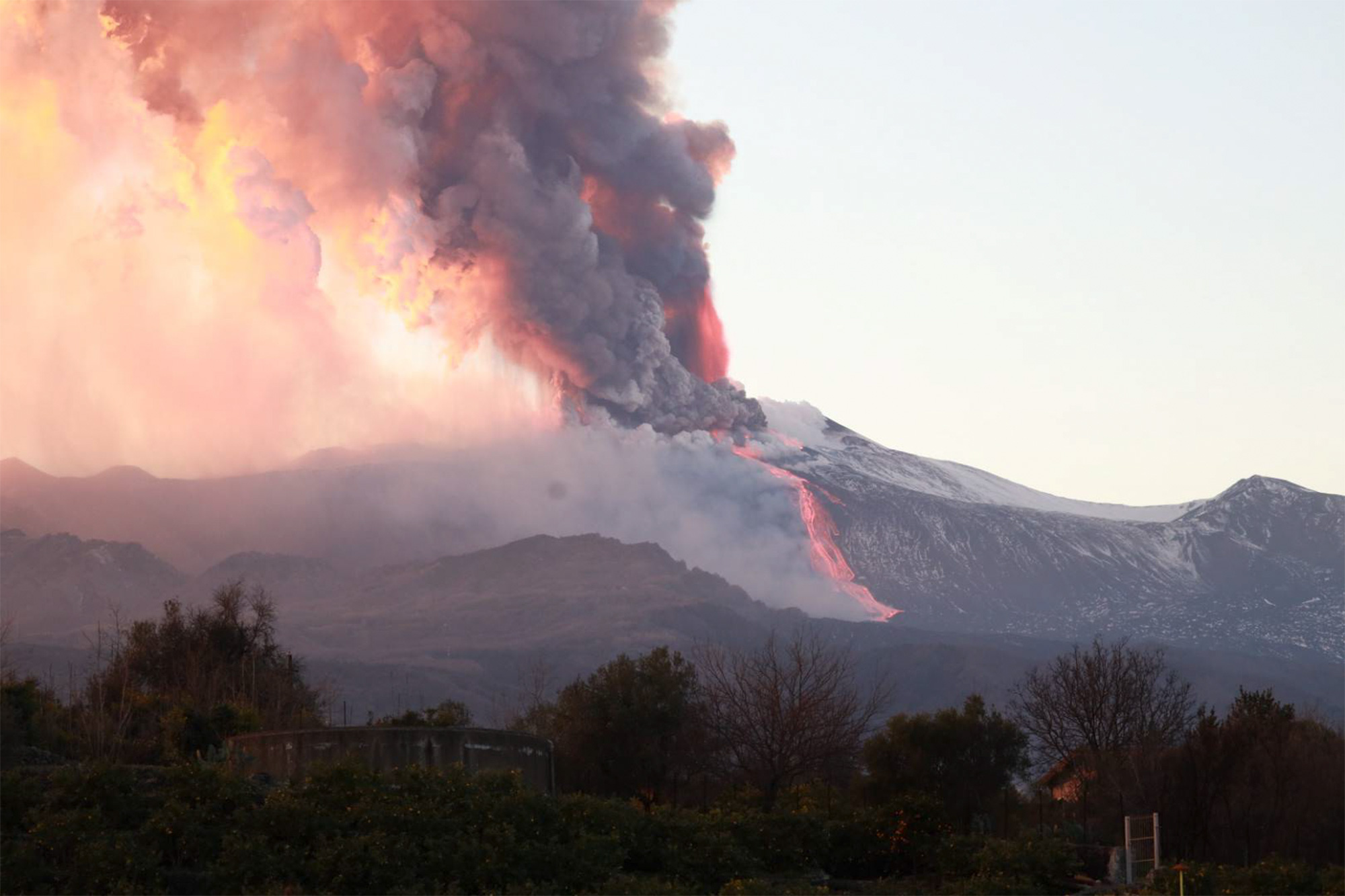 Εκρήγνυται το μεγάλο βουνό Αίτνα της Ιταλίας! Εκτοξεύει λάβα και τέφρα στον ουρανό!
