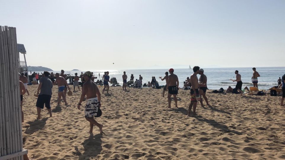 Θύμισε καλοκαίρι η παραλία στο Καβούρι – Δείτε βίντεο και φωτογραφίες