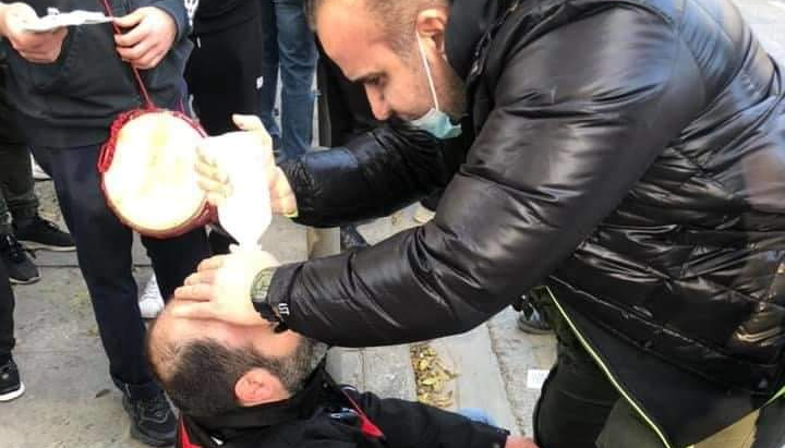 ΛΕΥΚΩΣΙΑ: Η στιγμή που αστυνομικός κτυπά διαδηλωτή δυο φορές με ρόπαλο στο κεφάλι -vid