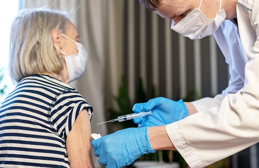 ΔΟΛΟΦΟΝΟΥΝ τους ηλικιωμένους στα γηροκομεία της Γερμανίας εμβολιάζοντας τους παρά τη θέλησή τους!!!