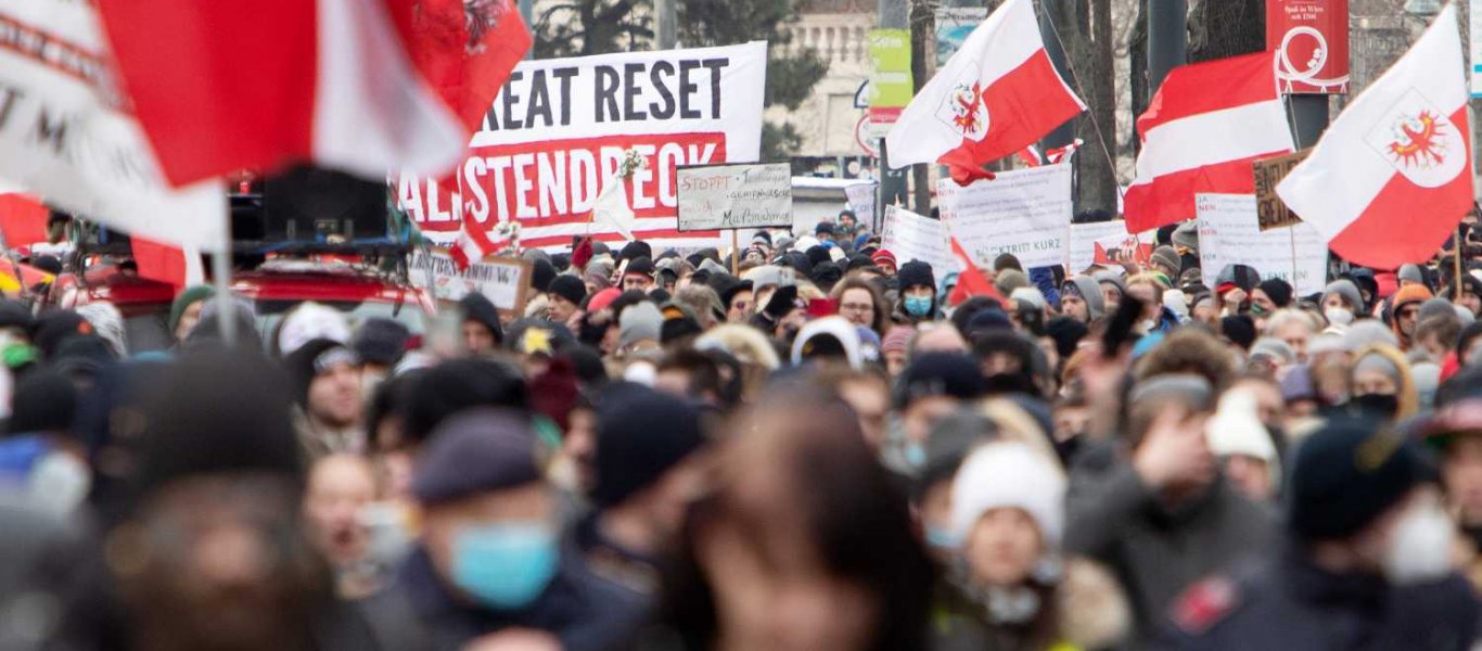 Χάος στην Βιέννη – Χιλιάδες πολίτες στους δρόμους κατά των περιοριστικών μέτρων: «Κουρτς παραιτήσου» (βίντεο)