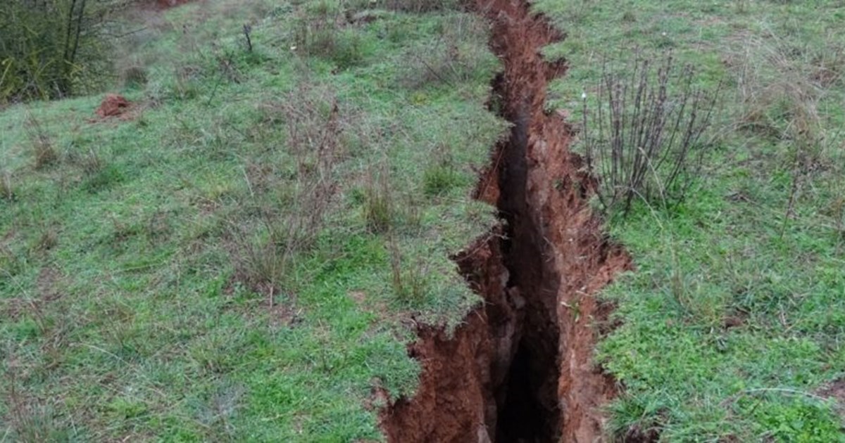Ανοιξε η γη σε Τύρναβο και Ελασσόνα: Βυθίστηκε ολόκληρη περιοχή 30 – 40 εκατοστά – Η εξήγηση του Λέκκα