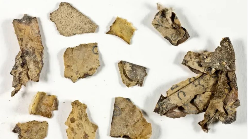 Σπουδαία ανασκαφή στο Ισραήλ: Βρήκαν πάπυρο ηλικίας 2.000 ετών με ελληνικά κείμενα κοντά στη Νεκρά Θάλασσα