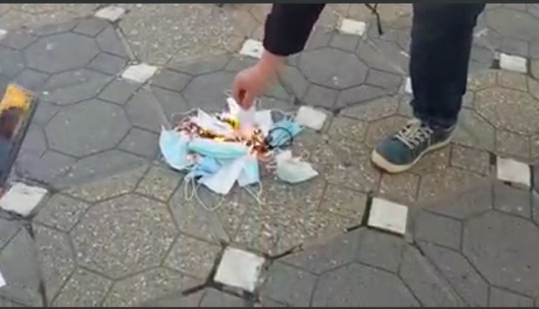 Οι διαδηλωτές έβαλαν φωτιά στις μάσκες τους στην πλατεία Όπερας στο Timișoara της Ρουμανίας – VIDEO
