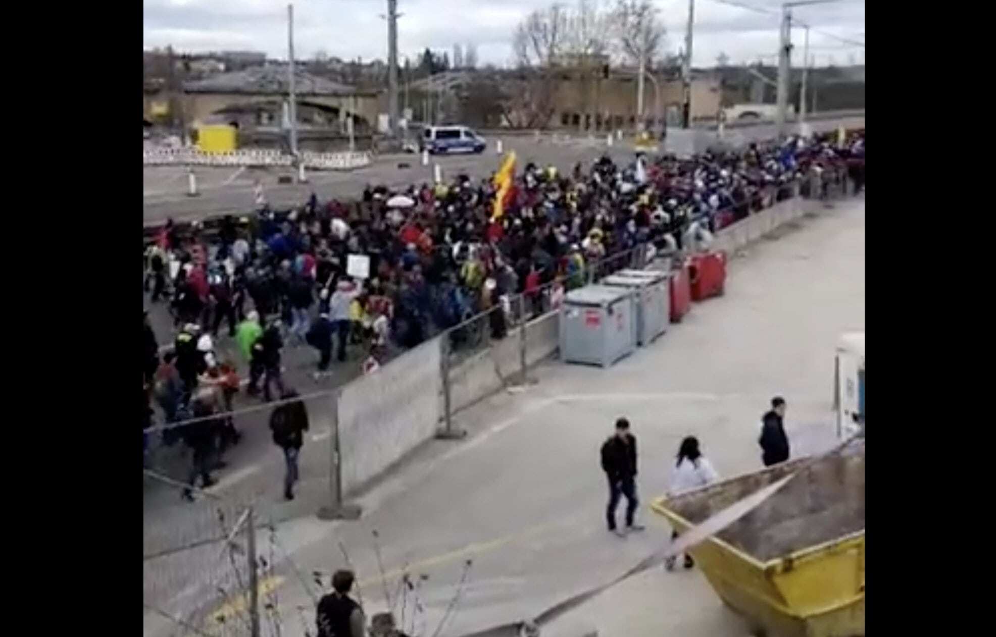 ΜΠΟΥΜ!!! – Ξεσηκώθηκε ο κόσμος στη Στουτγκάρδη κατά της κορωνοδικτατορίας! Ουρά 5 χιλ. από Έλληνες και μη διαδηλωτές!!!