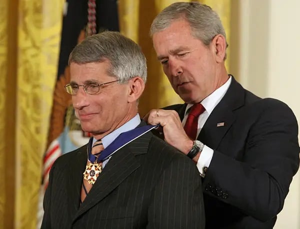 Ανέλαβε τη θέση του “Εθνικού Λοιμωξιολόγου” των ΗΠΑ, επί προεδρίας Μπους Τζούνιορ, ο Φάουτσϊ την ίδια εποχή όπου ανέλαβε και ο “δικός μας” γυαλάκιας…